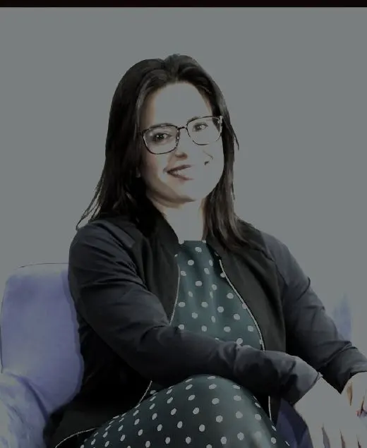 A biomédica Naide Nila Dias sentada em uma poltrona no consultório em Atibaia.